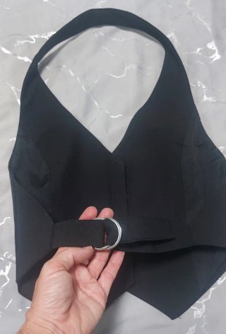 Chaleco halter negro sin espalda
