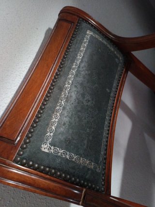 Butaca de madera y cuero