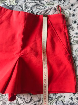 Shorts rojos efecto falda Zara