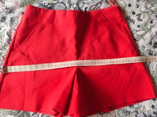 Shorts rojos efecto falda Zara