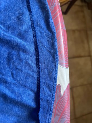 Camiseta sin mangas de color azul con plumas
