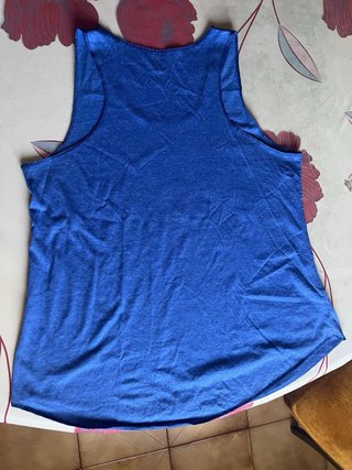 Camiseta sin mangas de color azul con plumas