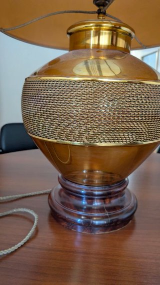 Lámpara de mesa dorada y madera