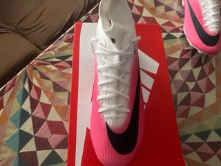 Zapatillas Nike Futbol Rosas y Blancas