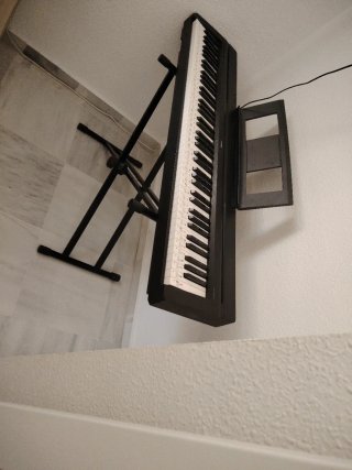 Piano Digital P-45 con patas y pedal.