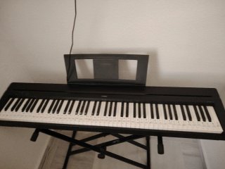 Piano Digital P-45 con patas y pedal.