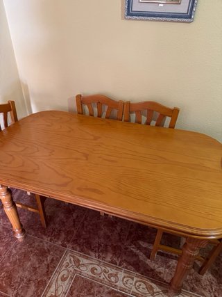 Mesa de comedor de madera con 4 sillas