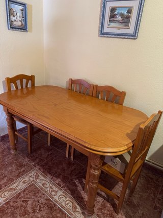 Mesa de comedor de madera con 4 sillas