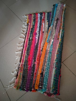 Alfombra tejida multicolor