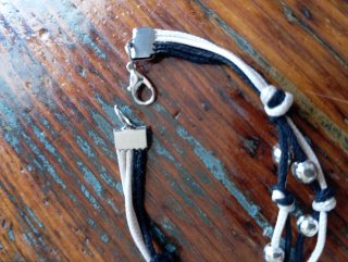 Braccialetto corda nero bianco e argento