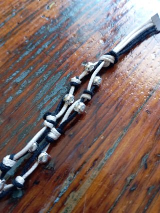 Braccialetto corda nero bianco e argento