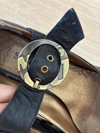 Zapatos negros tacón hebilla dorada talla 36