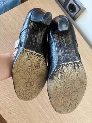 Zapatos negros tacón hebilla dorada talla 36