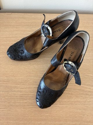 Zapatos negros tacón hebilla dorada talla 36