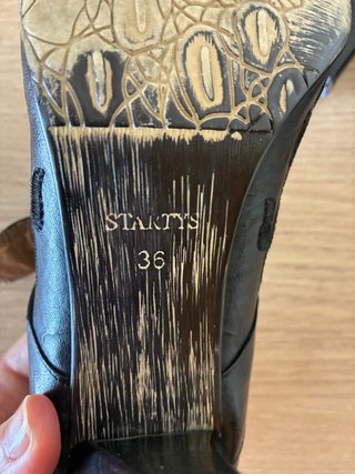 Zapatos negros tacón hebilla dorada talla 36