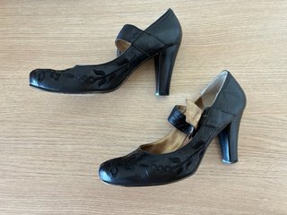 Zapatos negros tacón hebilla dorada talla 36