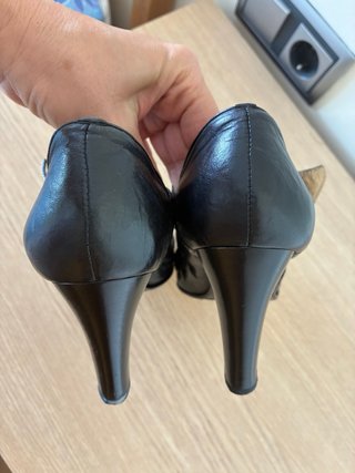 Zapatos negros tacón hebilla dorada talla 36