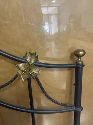 Cabezal forja 135cm negro/dorado