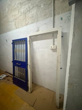 Puerta de Seguridad Azul con Marco