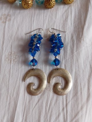 Set gioielli bracciale e orecchini.