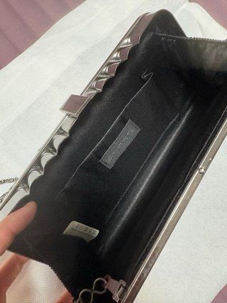 Bolso de fiesta plateado con destellos negros