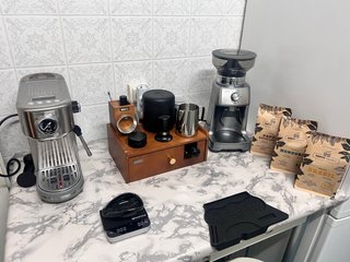 Cafetera HiBREW H10B con accesorios y molino SAGE
