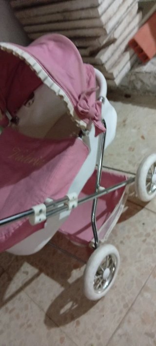 Carrito de muñecas rosa marca Valeria