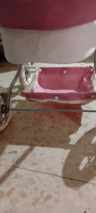 Carrito de muñecas rosa marca Valeria