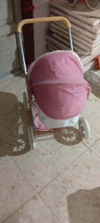Carrito de muñecas rosa marca Valeria