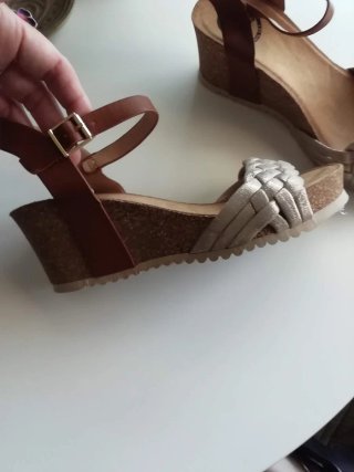 Sandalias plateadas y marrones