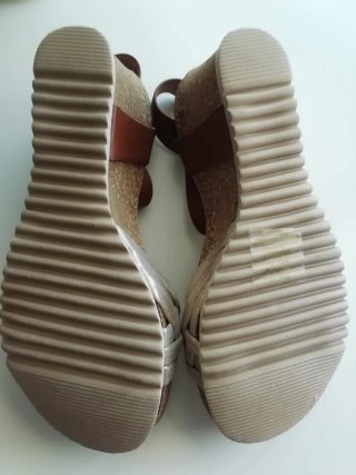 Sandalias plateadas y marrones