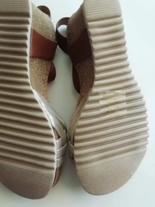 Sandalias plateadas y marrones
