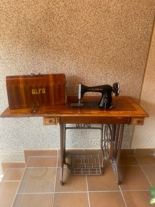 Máquina de coser antigua Alfa