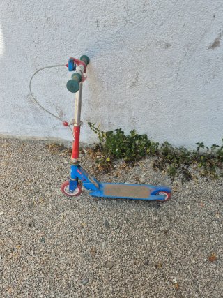 Patinete infantil azul y rojo
