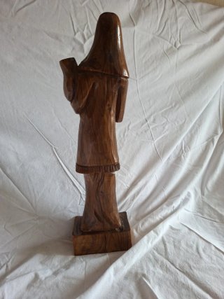 Figura de madera tallada mujer con cántaro