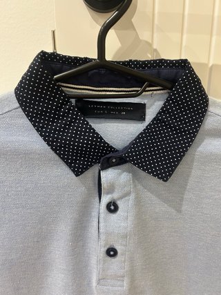 Polo azul con cuello estampado