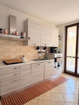 Cucina con elettrodomestici