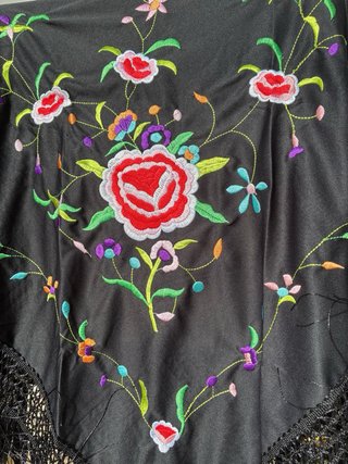Mantón bordado