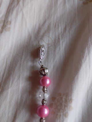 Collana con perle rosa e ciondoli