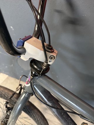 Bicicleta BMX gris con pedales azules