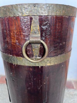 Paragüero de madera con detalles metálicos