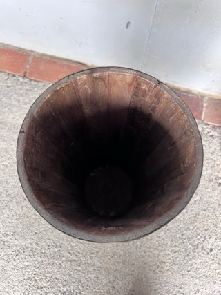 Paragüero de madera con detalles metálicos