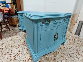 Due comodini turchese appena verniciati
