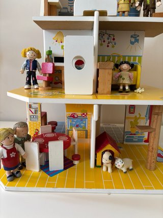 Casita de madera Inaginarium con muebles y figuras