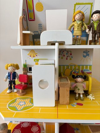Casita de madera Inaginarium con muebles y figuras