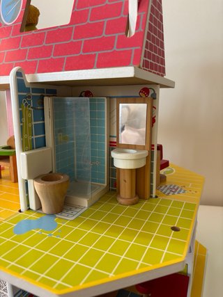 Casita de madera Inaginarium con muebles y figuras