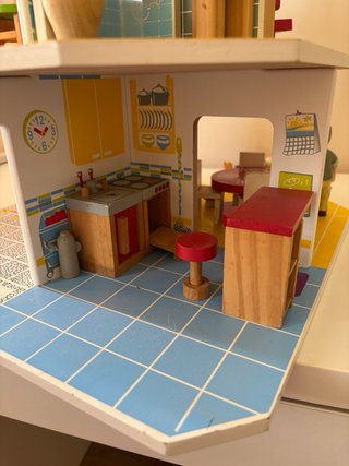 Casita de madera Inaginarium con muebles y figuras
