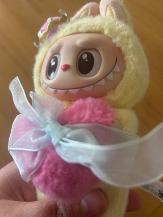 Labubu original Princesa Peach.
