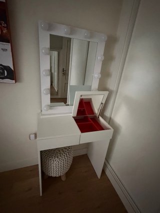 Tocador blanco con espejo y luces LED