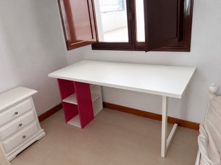 Escritorio blanco y rosa